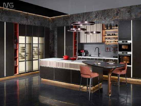 Contemporary Two-Tone Kitchen Cabinetry with Integrated Appliances and Marble Accents NO.1