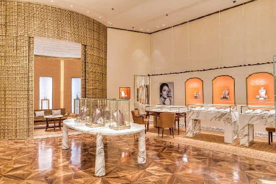 Minimalist and luxurious display aesthetics