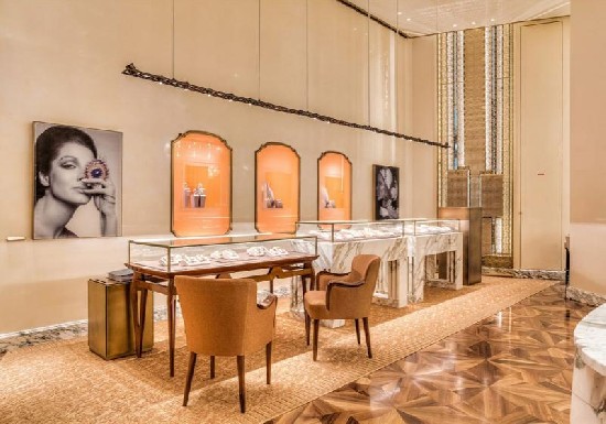 Minimalist and luxurious display aesthetics