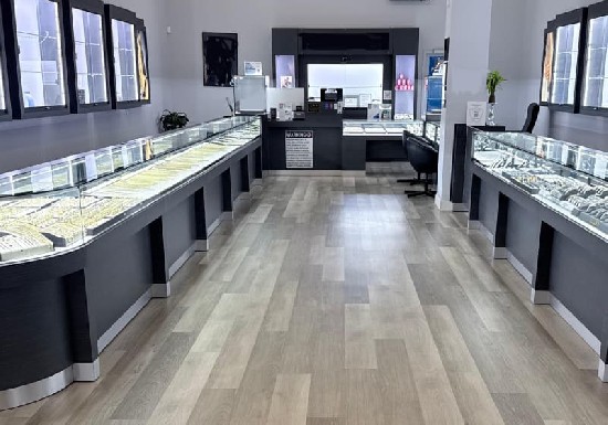 Unpretending-style also a good choice for jewelry store interior design