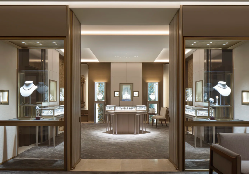 Customised Jewelry showcase to improve your jewelry shop