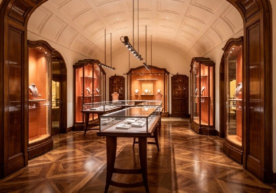 Custom Jewelry Showcases for High-End Retail