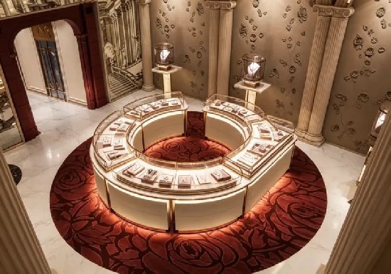 Perfect fusion of simplicity and luxury jewelry showcase