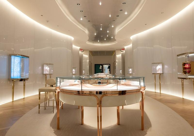 Airy Luxury Jewelry Flagship: Light-Filled, Sculptural Displays for High-End Collections