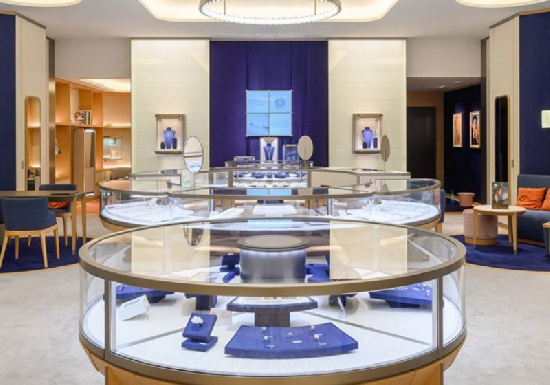 Luxury Curved Jewelry Display System Inspired by De Beers Flagship Boutique