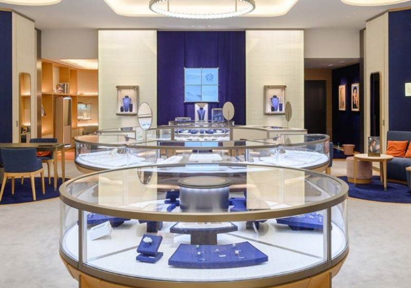 Luxury Curved Jewelry Display System Inspired by De Beers Flagship Boutique