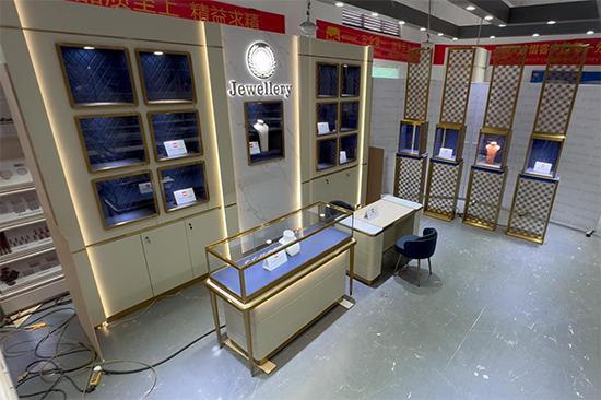 A compact and exquisite jewelry display space