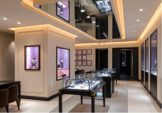 Elegant Bespoke Jewellery Boutique Fit-out, Premium Glass Display Cases & Warm Ambient Lighting