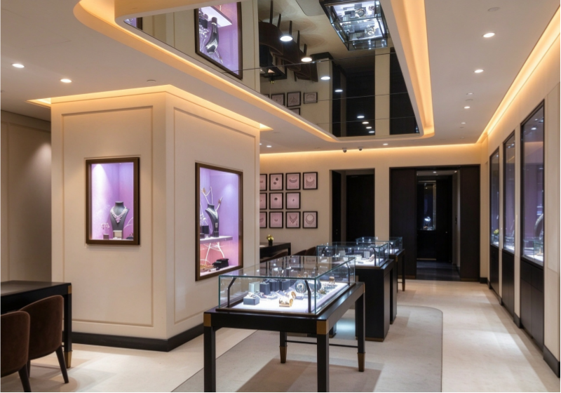Elegant Bespoke Jewellery Boutique Fit-out, Premium Glass Display Cases & Warm Ambient Lighting
